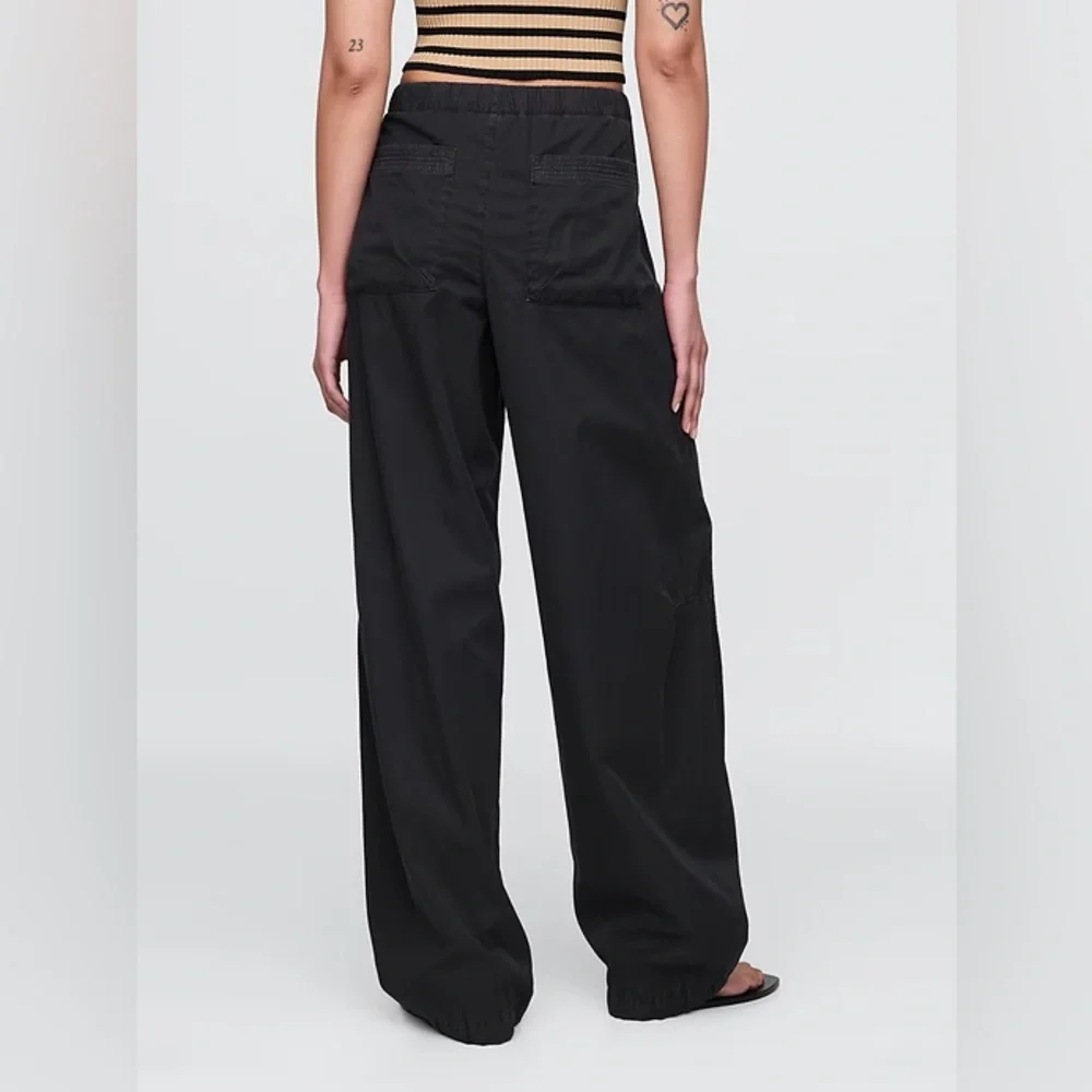 NWT! GAP Black Mid Rise Barrel Parachute Pants - 771394 🩷 - Picture 2 of 5